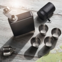 Zestaw piersiówka 266 ml, kieliszki 30 ml i lejek TAHAT Schwarzwolf